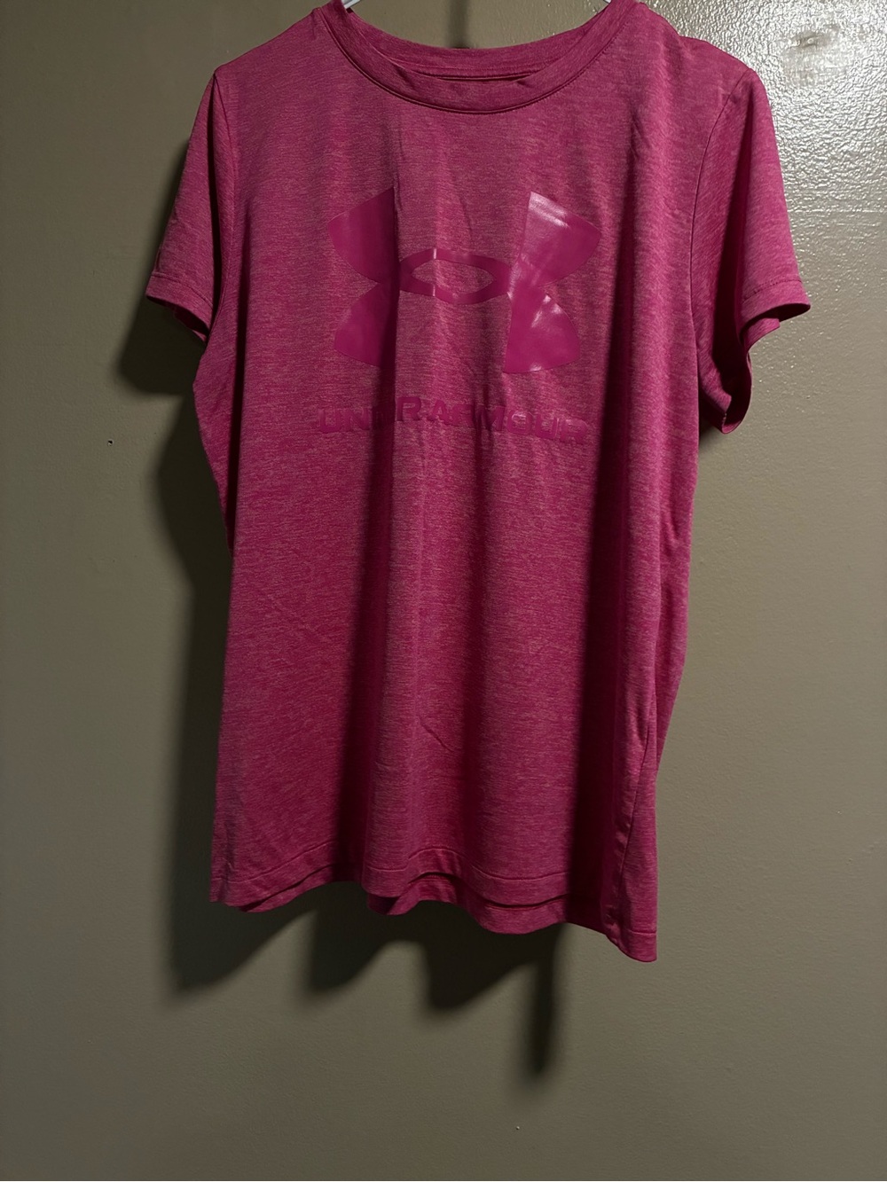 Under Armour Women's Short Sleeve Tee in Heather Magenta